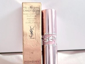 YSL 蜜桃色 NEO 口红，滋润质地，打造自然清新妆感