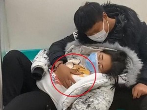 手伸进内裤吻胸正常吗？为什么会有这种行为？如何解决？